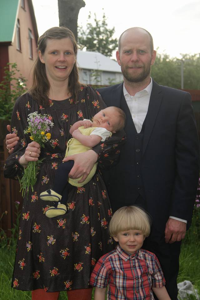 Mynd af fjölskyldu á brúðardaginn.